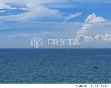 ベトナム・ダナンの青い海と白い雲 /  Da Nang, Vietnam 103104418
