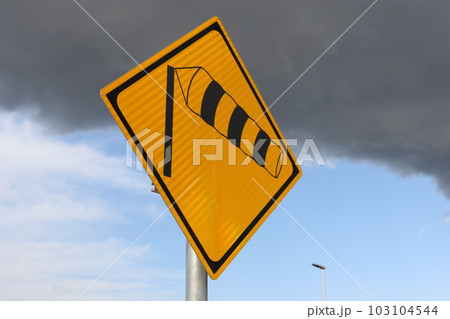 道路標識（横風注意） 103104544