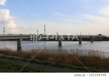 夕方の妙典橋 103104546