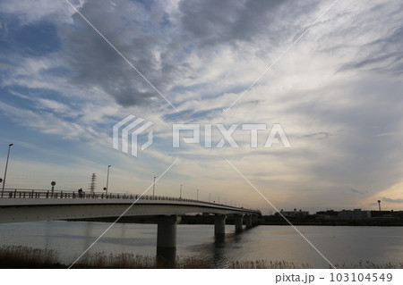 夕方の妙典橋 103104549