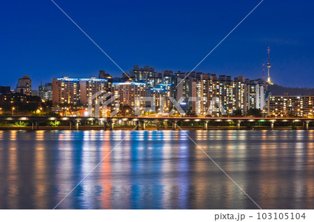 ソウル　夜の漢江とNソウルタワー 103105104