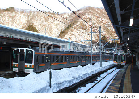 冬の水上駅に停車中の上越線211系 冬の水上駅に停車中の上越線211系 103105347