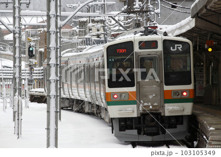 冬の水上駅に停車中の上越線211系 冬の水上駅に停車中の上越線211系 103105349