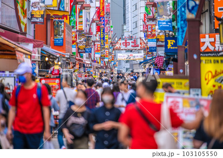 日本の東京都市景観 5類移行から2週…アメ横と並行する上中もマ無しの方が…感染爆発は無い＝5月21日 103105550