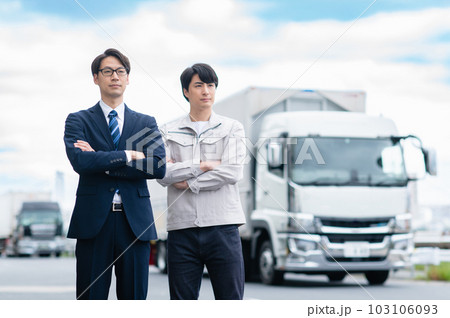 若いビジネスマンと大型トラックの運転手 若いビジネスマンと大型トラックの運転手 103106093