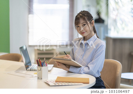 若い女性クリエイターイメージ 103106497