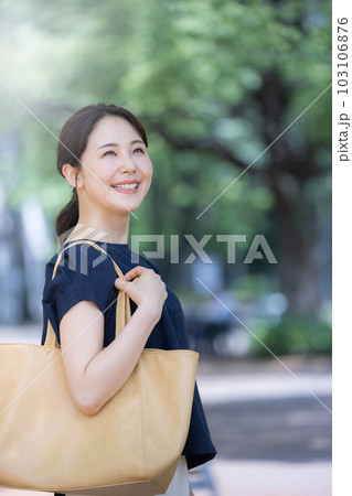 朝の通勤やお出かけ、ショッピングや買い物に使いやす爽やかな半袖の女性の横顔のイメージ 夏と緑 朝の通勤やお出かけ、ショッピングや買い物に使いやす爽やかな半袖の女性の横顔のイメージ 夏と緑 103106876