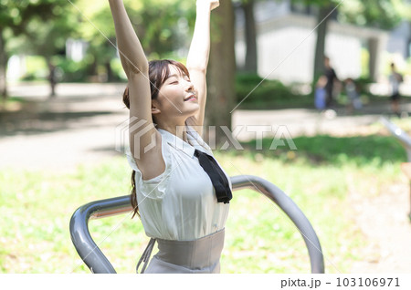 新緑の公園でストレッチする若い女性 103106971