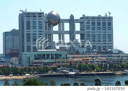 レンボーブリッジ遊歩道から望むフジテレビ【東京都港区】 103107050