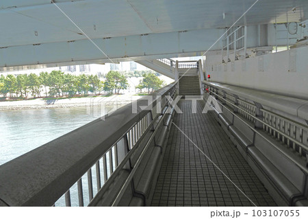 レンボーブリッジ遊歩道のサウスルートとノースルートの連絡通路【東京都港区】 103107055