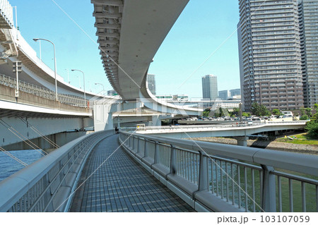 レンボーブリッジ遊歩道から橋下部を望む【東京都港区】 103107059