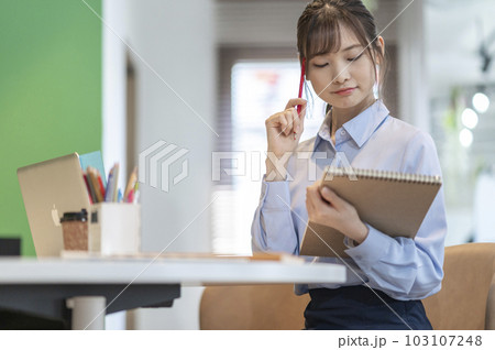 若い女性デザイナーイメージ 103107248