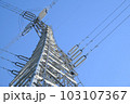 青空にそびえる送電塔 103107367