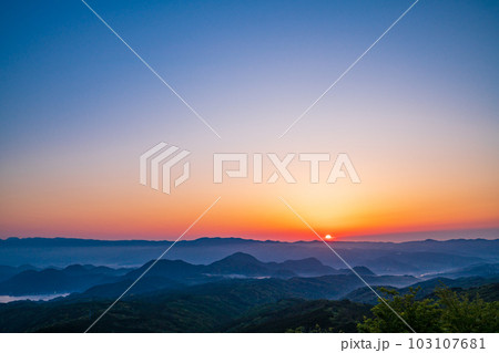 （静岡県）箱根連山から昇る太陽 103107681