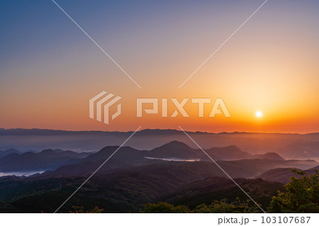 （静岡県）箱根連山から昇る太陽 103107687