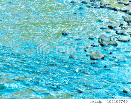 アート的な色彩の川のせせらぎ 103107740