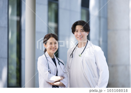 採用や転職に さわやかな腕を組む若い男女の研修医やドクター、研究者のイメージ カメラ目線 採用や転職に さわやかな腕を組む若い男女の研修医やドクター、研究者のイメージ カメラ目線 103108018