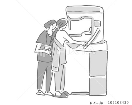 マンモグラフィ検査を受ける検査着の女性と看護師（モノクロ） 103108439