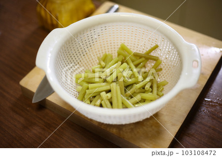 茹でたフキ 茹でたフキ 103108472