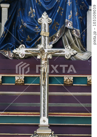 Cross on the altar of Virgin Mary in Zagreb cathedral Cross on the altar of Virgin Mary in Zagreb cathedral 103109039