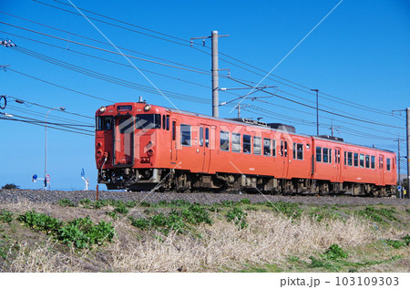 昼下がりの山陰本線を走る出雲市行きの朱色のディーゼル列車 昼下がりの山陰本線を走る出雲市行きの朱色のディーゼル列車 103109303