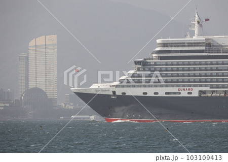 博多港に寄港する豪華客船クイーン・エリザベス 103109413
