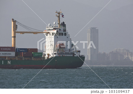 博多湾に入る外国の貨物船 103109437