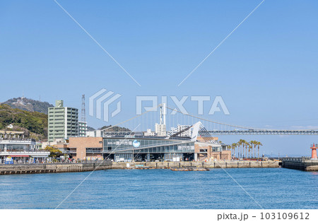 山口県下関市 フグの競りでお馴染みの水産市場で人気の観光地と有名な唐戸市場と関門橋 山口県下関市 フグの競りでお馴染みの水産市場で人気の観光地と有名な唐戸市場と関門橋 103109612