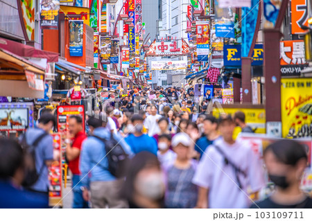 日本の東京都市景観 5類移行から2週…アメ横と並行する上中もマ無しの方が…感染爆発は無い＝5月21日 103109711