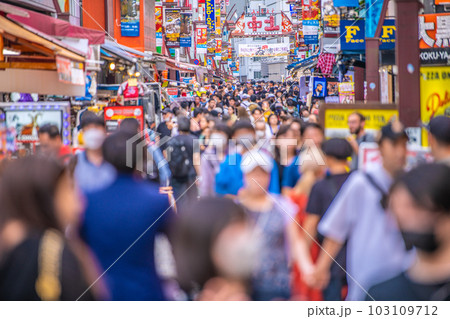 日本の東京都市景観 5類移行から2週…アメ横と並行する上中もマ無しの方が…感染爆発は無い＝5月21日 103109712
