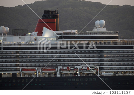 夕方、博多港を離れて沖へ向かう豪華客船クイーン・エリザベス 103111157