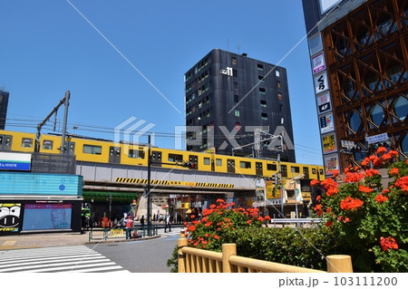 快晴の高田馬場駅前　東京 103111200
