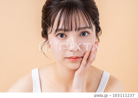 保湿を実感する若い女性。 保湿を実感する若い女性。 103111237