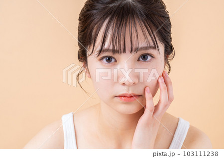 保湿を実感する若い女性。 保湿を実感する若い女性。 103111238