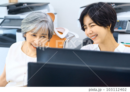 オフィスで働く2人のビジネスウーマン オフィスで働く2人のビジネスウーマン 103112402