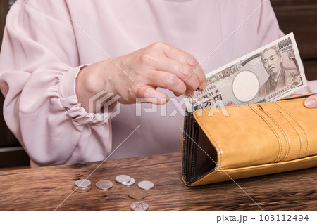【長財布から10000円札を出す主婦 小銭有】 【長財布から10000円札を出す主婦 小銭有】 103112494