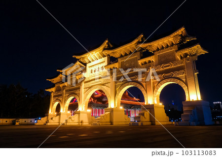 台湾 台北市 夜の中正紀念堂、自由広場門 台湾 台北市 夜の中正紀念堂、自由広場門 103113083
