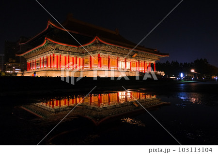 台湾 台北市 夜の中正紀念堂、国家戯劇院 103113104