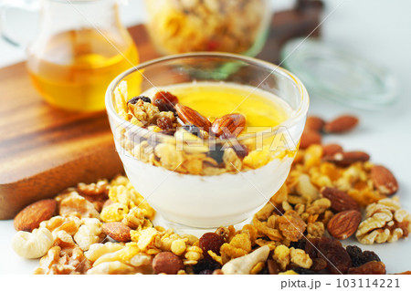 ヨーグルトにグラノーラをのせて蜂蜜をかける。 ヨーグルトにグラノーラをのせて蜂蜜をかける。 103114221
