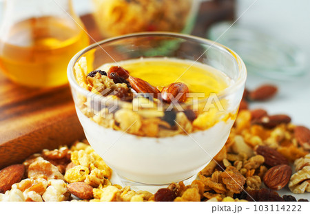 ヨーグルトにグラノーラをのせて蜂蜜をかける。 ヨーグルトにグラノーラをのせて蜂蜜をかける。 103114222