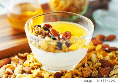 ヨーグルトにグラノーラをのせて蜂蜜をかける。 103114225