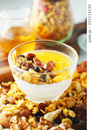 ヨーグルトにグラノーラをのせて蜂蜜をかける。 103114230