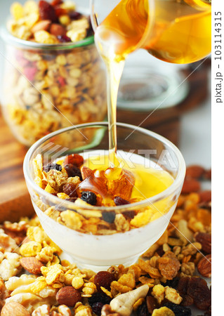 ヨーグルトにグラノーラをのせて蜂蜜をかける。 103114315