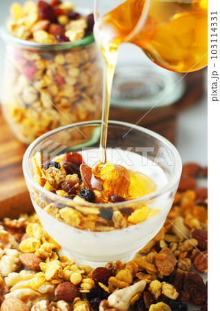 ヨーグルトにグラノーラをのせて蜂蜜をかける。 103114331