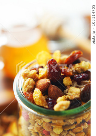 フルーツグラノーラとハチミツ 103114705