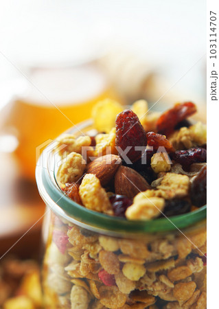 フルーツグラノーラとハチミツ フルーツグラノーラとハチミツ 103114707