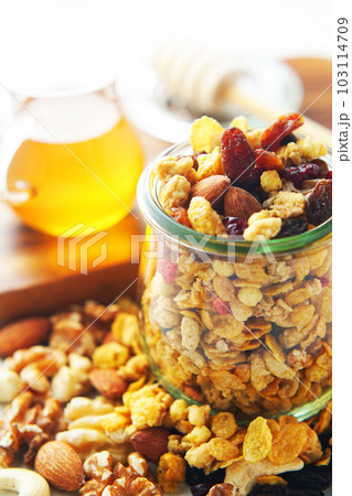 フルーツグラノーラとハチミツ 103114709