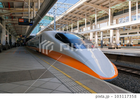 台湾高速鉄道 新左營站に停車中の700T型車両 103117358