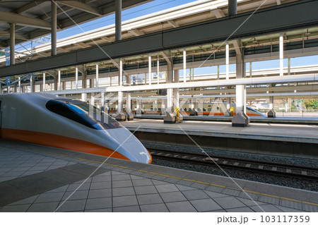 台湾高速鉄道 新左營站に停車中の700T型車両 103117359