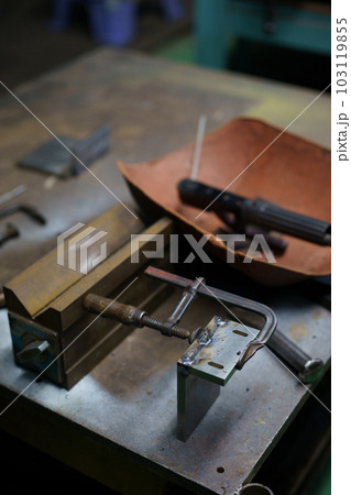 鉄を溶接している作業 鉄を溶接している作業 103119855